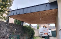 Carport avec habillage tasseaux douglas et habillage joint debout Laval