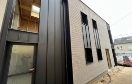 Extension Bois Le Mans avec bardage douglas et joint debout aluminium noir
