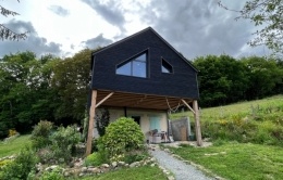 Extension bois sur pilotis avec bardage noir en pin du nord