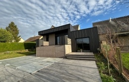 Extension bois avec bardage douglas faux claire voie et joint debout aluminium Mayenne