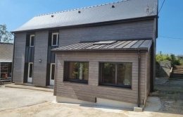 Extension bois avec bardage bois et toiture joint debout aluminium