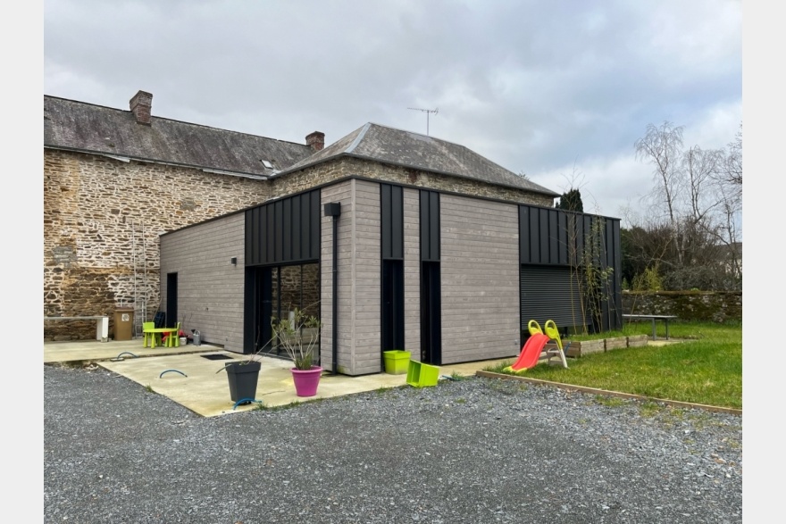 Extension bois bardage douglas et joint debout noir Mayenne