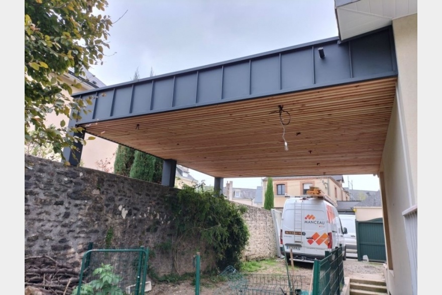 Carport avec habillage tasseaux douglas et habillage joint debout Laval