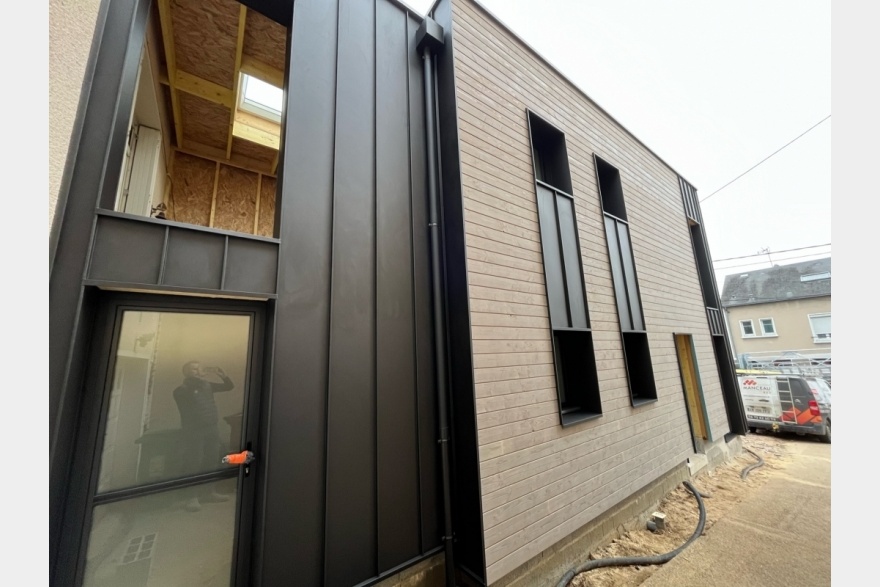 Extension Bois Le Mans avec bardage douglas et joint debout aluminium noir