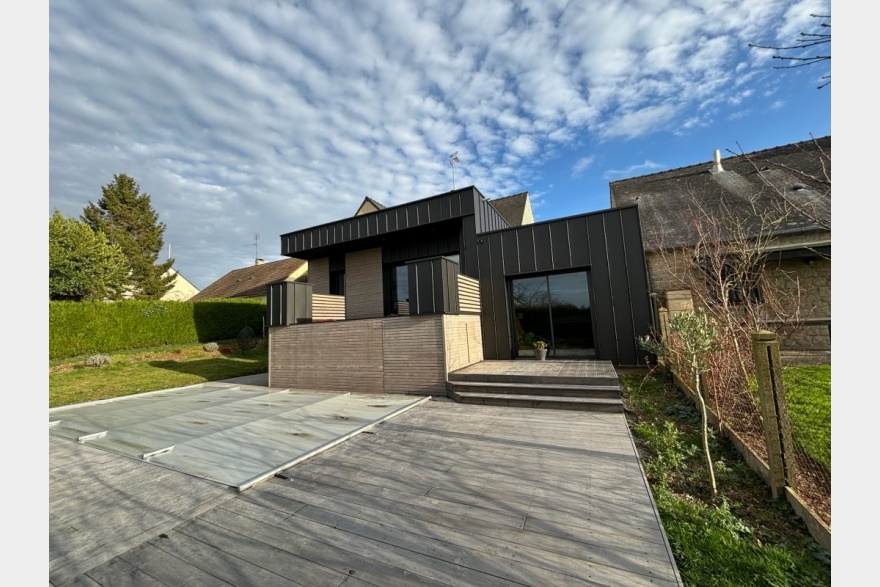 Terrasse en bois exotique autour d'une piscine Mayenne